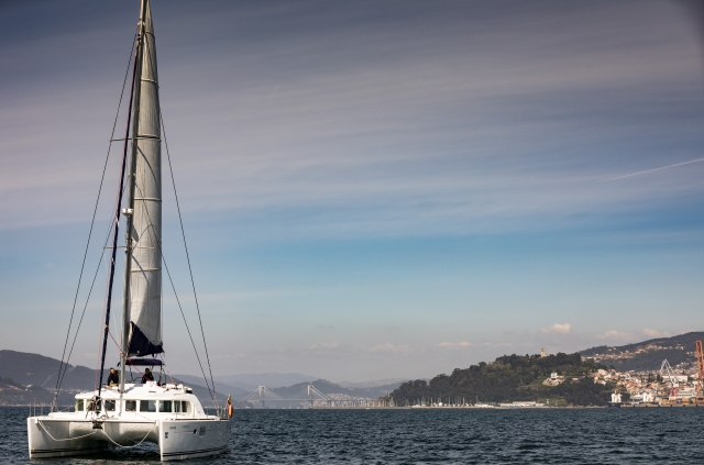 Uno de nuestros catamaranes surcando en alta mar