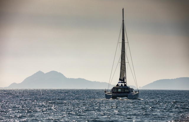 Catamarán adentrándose en la costa gallega