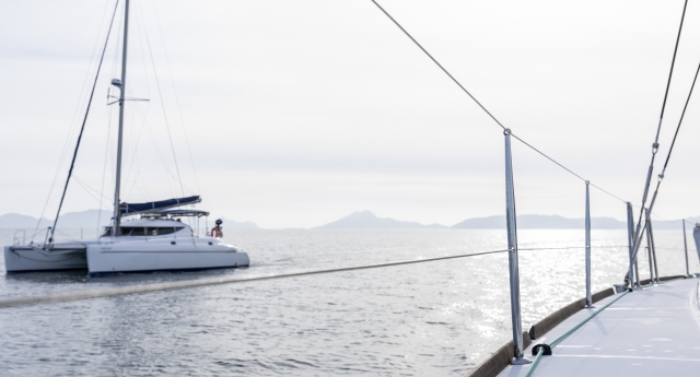 Disfrutando de un paseo en catamarán