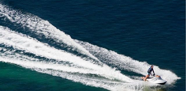  Alzare le onde con la moto d'acqua 