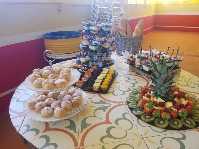 Mesa de dulces y fruta para la celebración