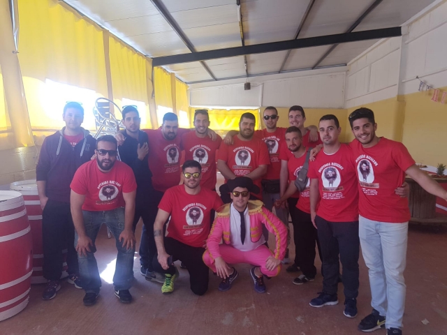 Con el novio disfrazado de torero