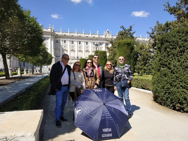  Come with us to see the Royal Palace 