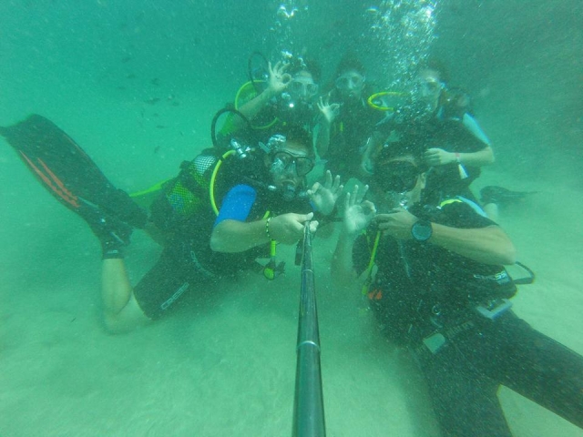 Divertidos momentos bajo el agua en el curso de buceo