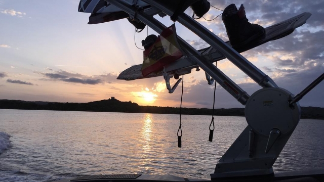  梅诺卡岛日落时的滑水 