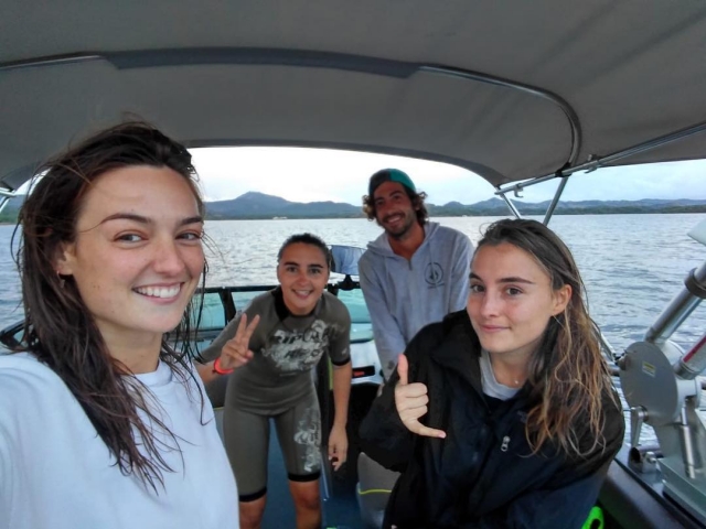  在我们的船上练习滑水 