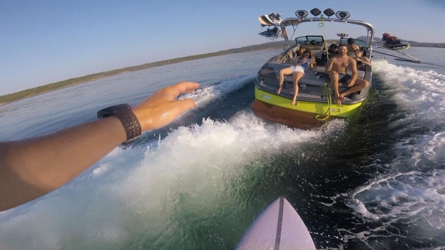  从滑水板到船上的照片 