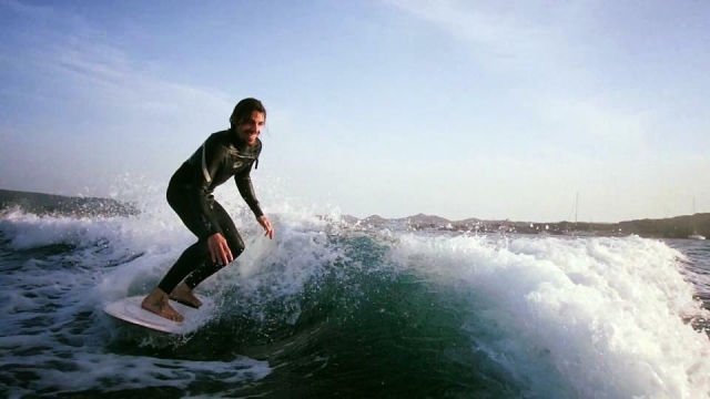  在梅诺卡岛最好的海浪中冲浪 