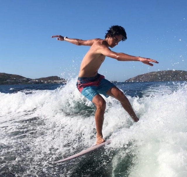  冲浪板上的新动作 