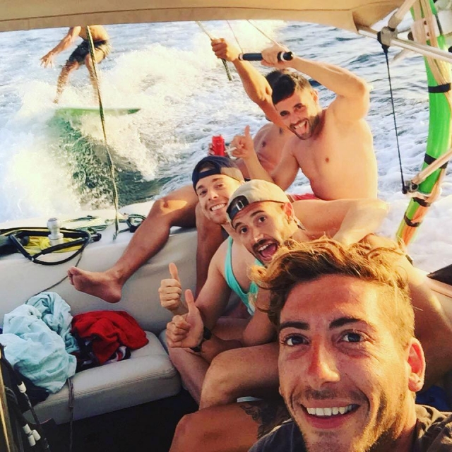  在船上练习尾波时享受乐趣 