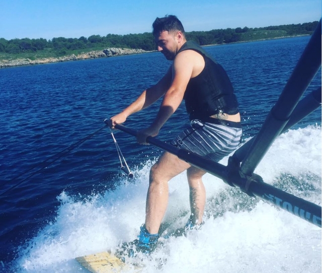  在梅诺卡岛学习尾波滑水