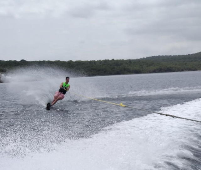  在梅诺卡岛全速滑水 