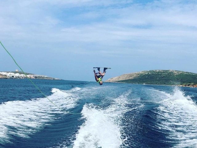  使用尾波滑水板旋转 