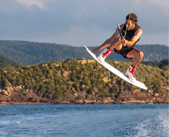  我们伟大的尾波滑水专业人士 