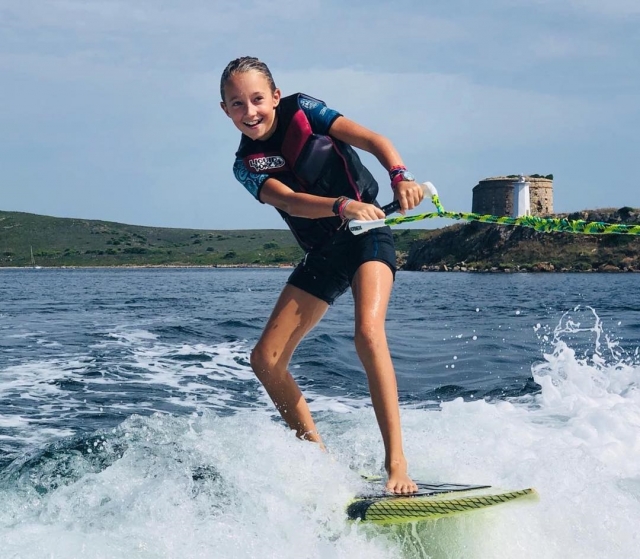  梅诺卡岛适合所有年龄段的滑水运动 