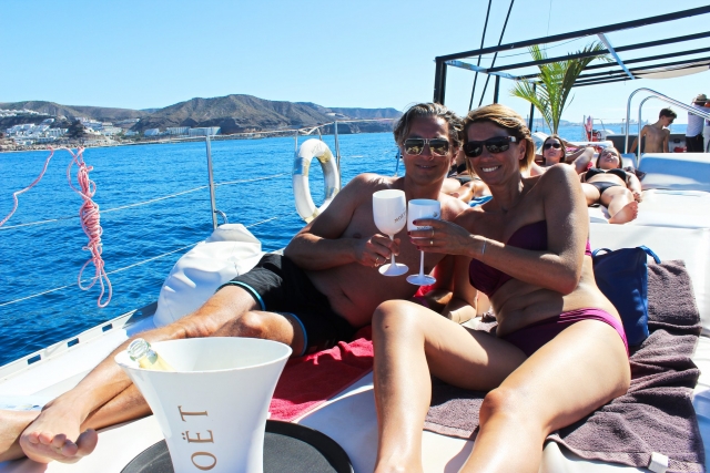 Brindando desde la cama del catamarán