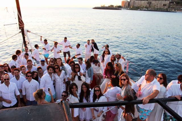 Celebrando con amigos en el catamarán