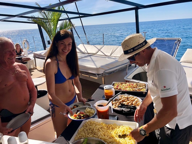Picando en el barco