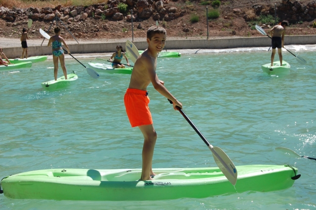 Aprendiendo paddle surf en el embalse