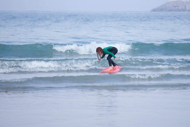 Niños surfeando