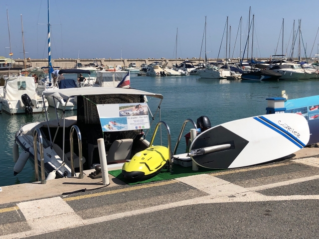 Tabla de surf eléctrica en puerto Marina Benalmádena
