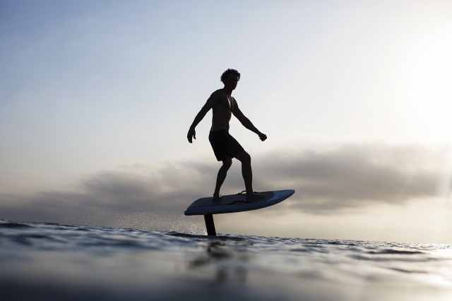 Surfea con la tabla eléctrica en Segovia