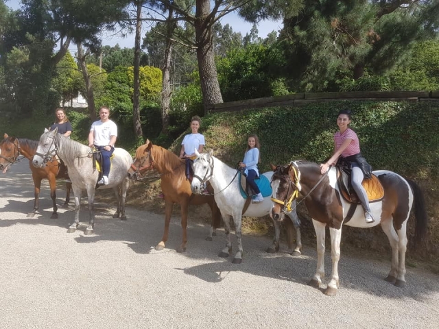 Día en familia montando en caballo en Arteixo