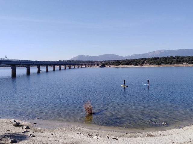  Couple's paddle surf route through the Madrid swamps 