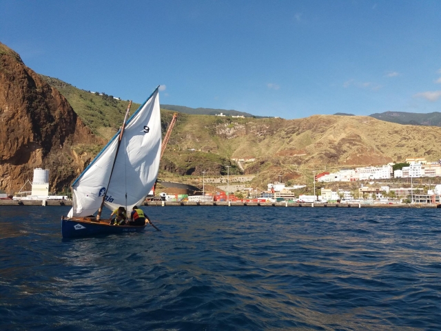 Enamórate de las vistas palmeras practicando vela latina
