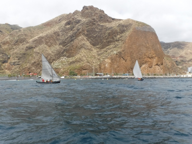 Pasando un día estupendo en barquillo en aguas palmeras 