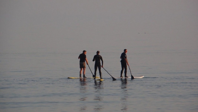  Freunde in den Gewässern von Cádiz beim Paddeln surf 