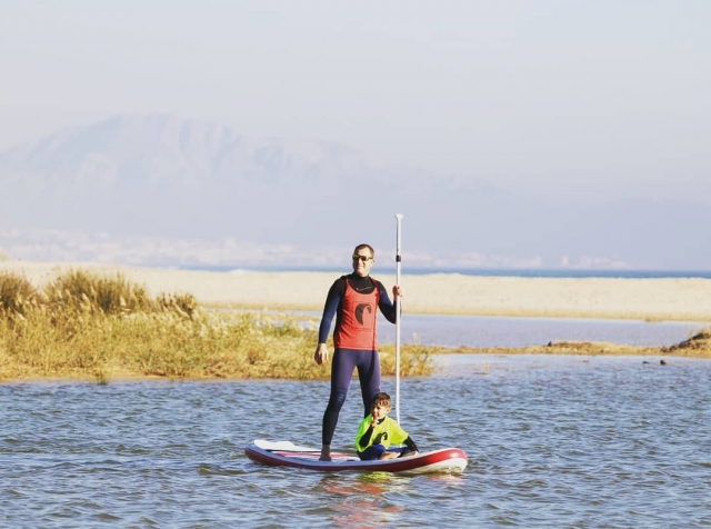 Practicando paddle board en Tarifa