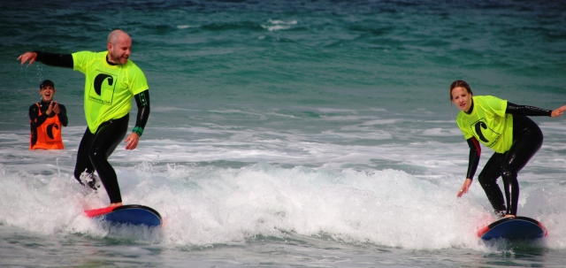  Das Gleichgewicht auf einem Surfbrett in Tarifa halten 