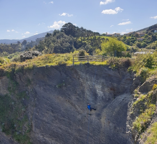 Practicando rapel en coasteering Armintza 