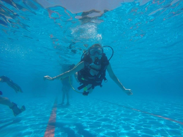 Con el equipo de buceo bajo el agua