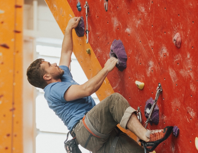 Practicando escalada con el equipo