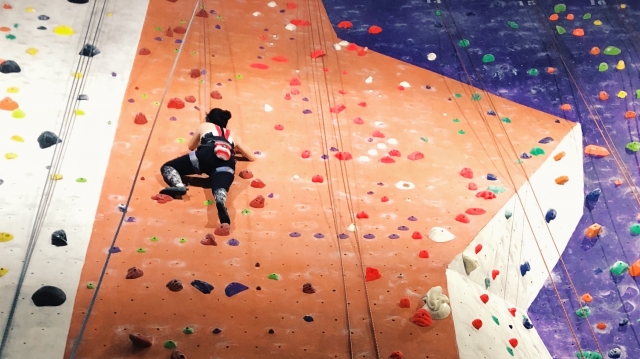 Practicando escalada en el rocódromo indoor