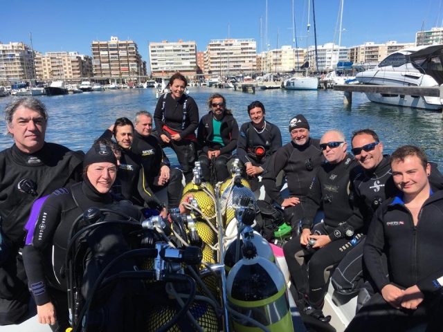 Equipo de buceadores listos para la primera inmersión