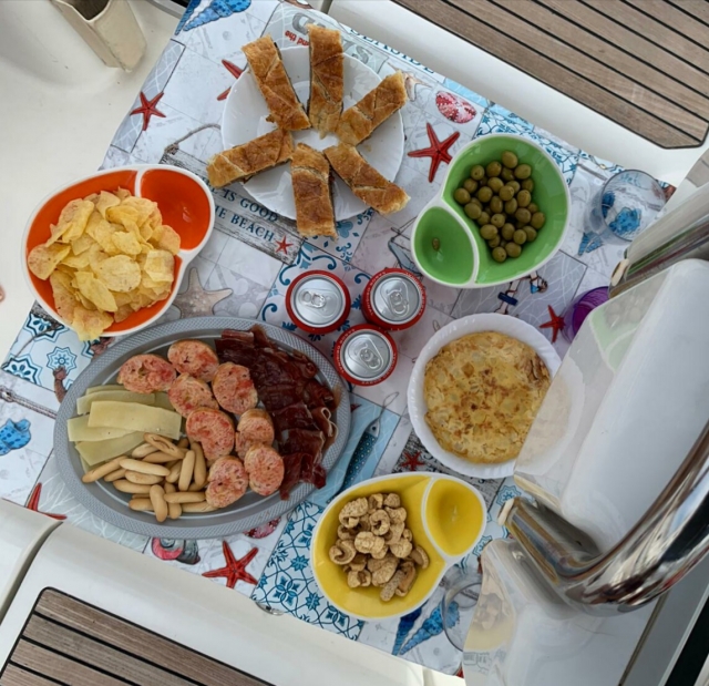 Agradable aperitivo a bordo de la embarcación