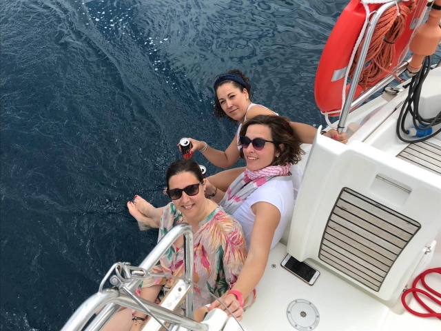 Disfrutando de la amistad en el barco