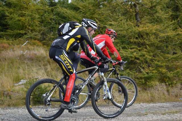 Ciclistas BTT en la sierra de Madrid