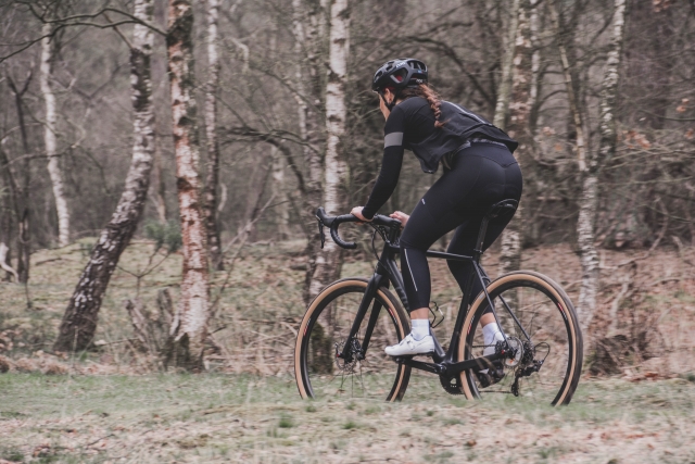 Ciclista en ruta con la BTT