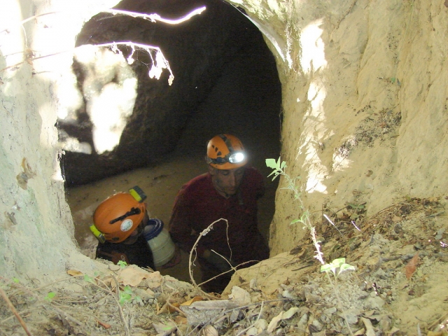Exploradores en cueva