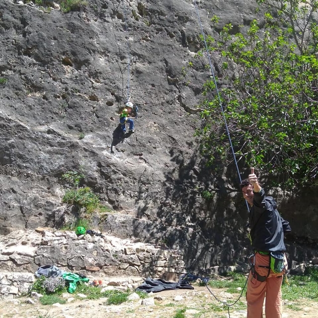 Escalando la roca en la sierra