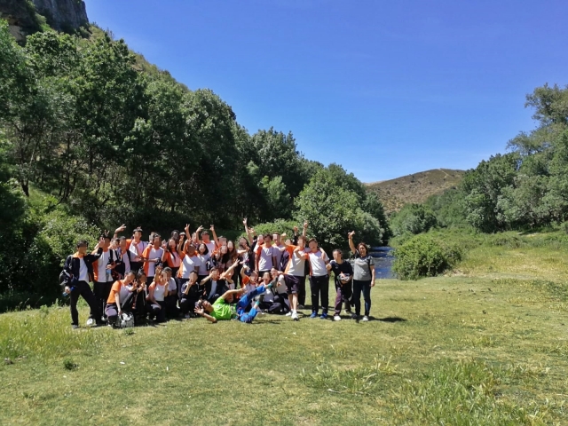 Grupo multiaventura en el campo