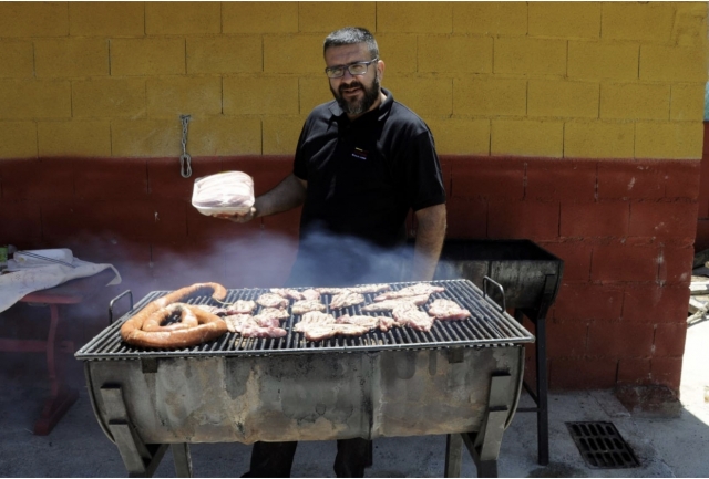 Preparando la parrillada de carne para la capea