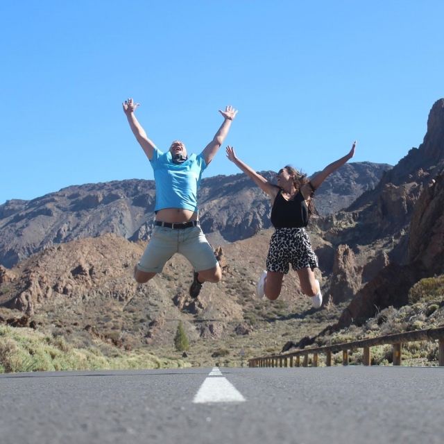 Saltando en la carretera que sube al Teide