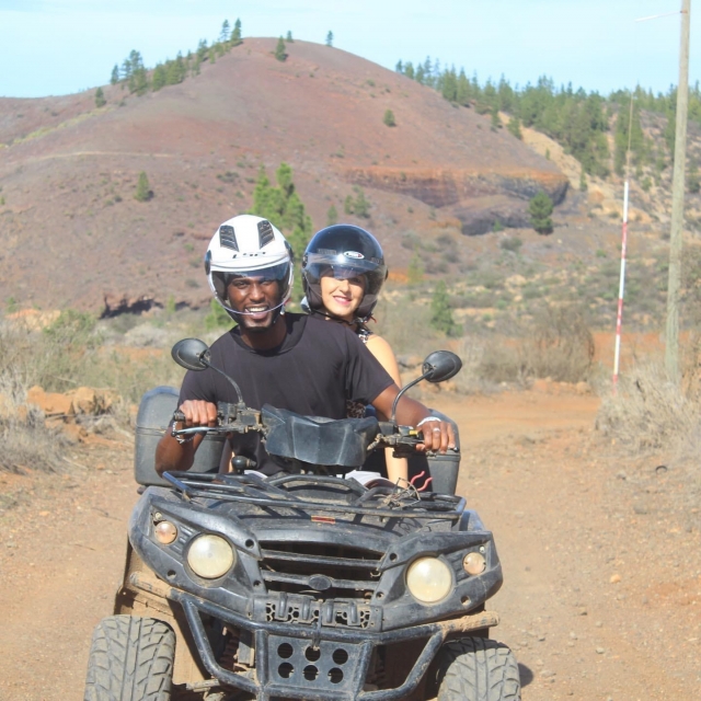 Pareja durante la ruta en quad