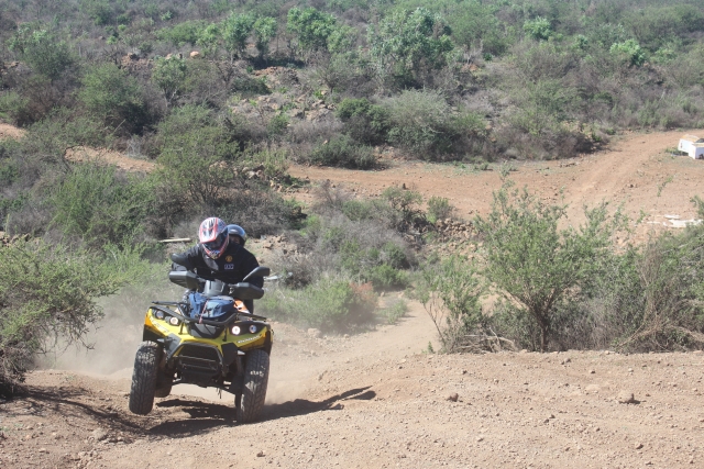 Acelerando el quad en la pista de tierra 