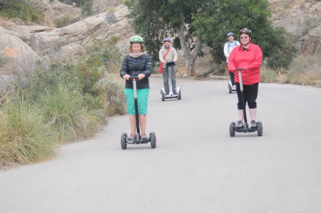  在阿利坎特 (Alicante) 山区乘坐赛格威 (Segway) 加速 